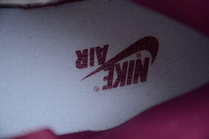 Air Jordan 1 High OG Bordeaux - Image 11